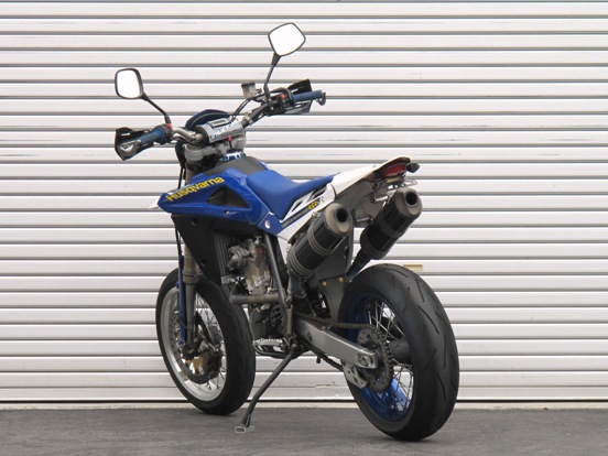 USED BIKE HUSQVARNA SM400R 入荷！｜新着情報｜MVアグスタ(MV AGUSTA)、ハスクバーナ(Husqvarna )、イタルジェット(ITALJET)の正規ディーラー｜タイラレーシング株式会社